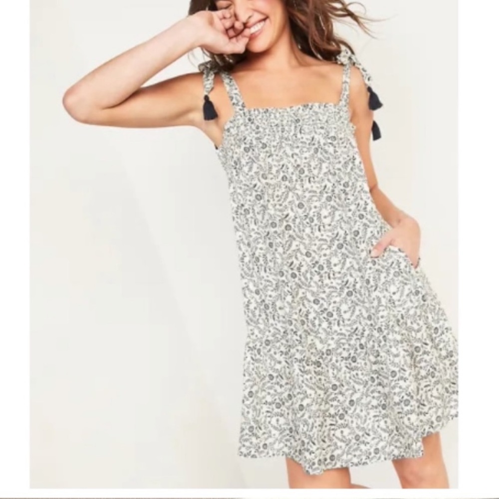 NWT Old Navy Women’s Medium Sleeveless Smocked Floral Mini Swing Dress